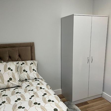 Jj Serviced Apartment - Close To Tube Station & Near Central London & Wembley Northolt  المظهر الخارجي الصورة