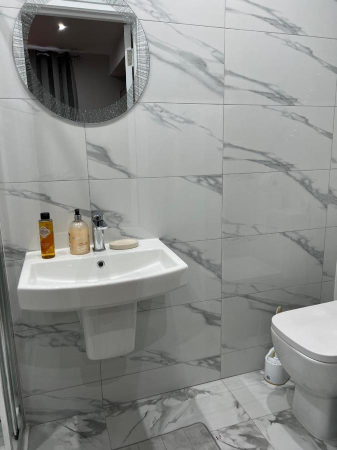Jj Serviced Apartment - Close To Tube Station & Near Central London & Wembley Northolt  المظهر الخارجي الصورة